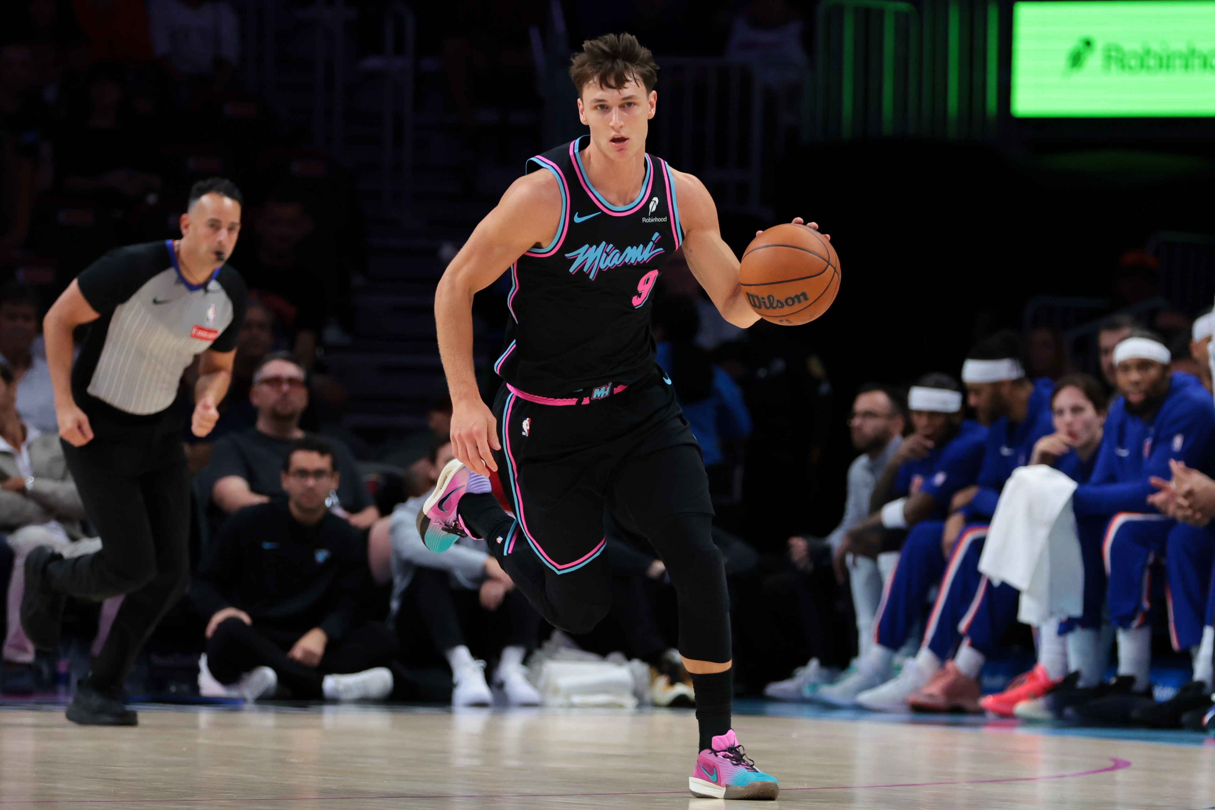 开云注册入口-高效又全面！拉松首发26分钟 9中7砍下16分6板9助