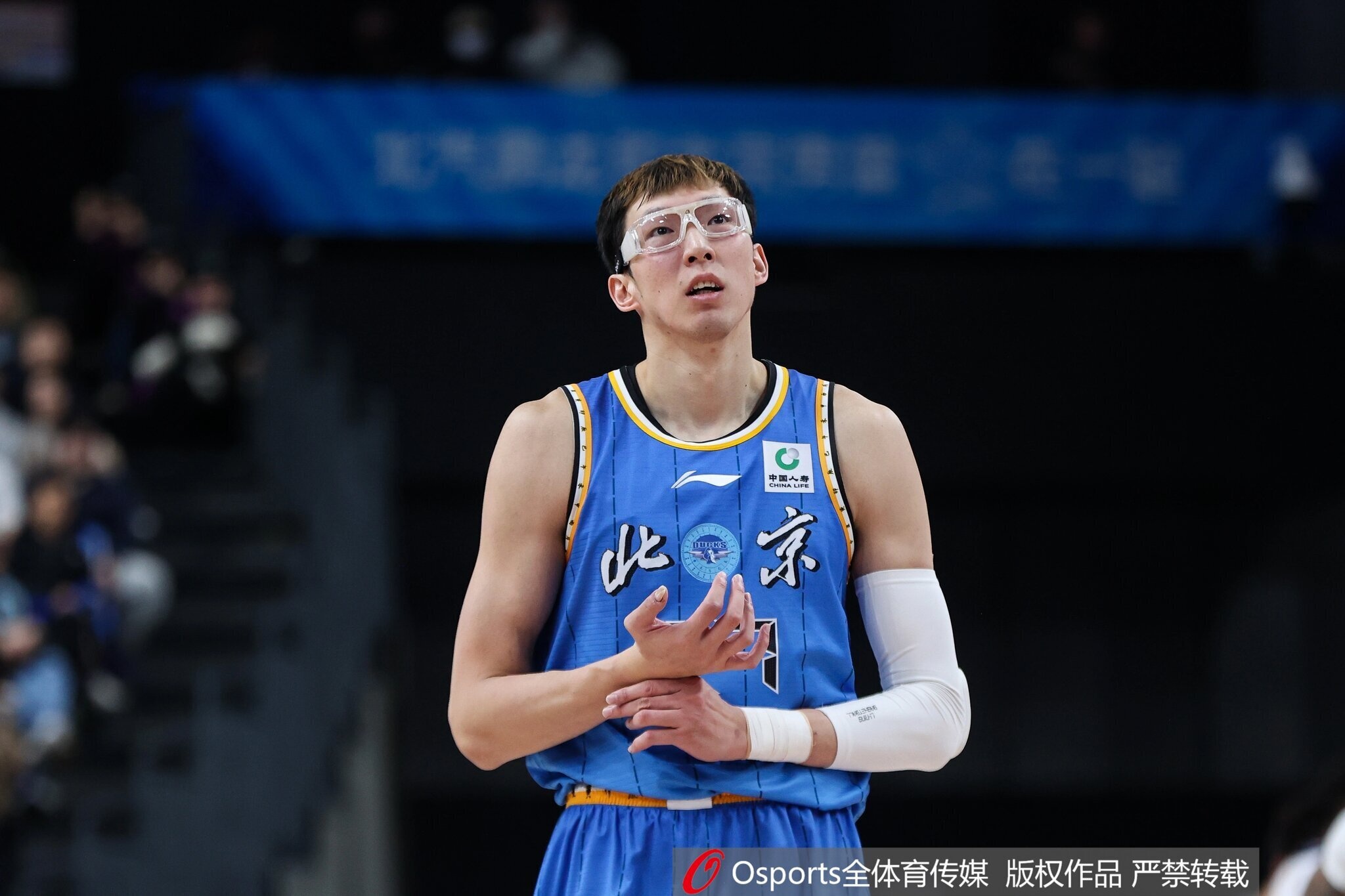 表现平平！周琦9中4拿到10分9板  罚球4中2