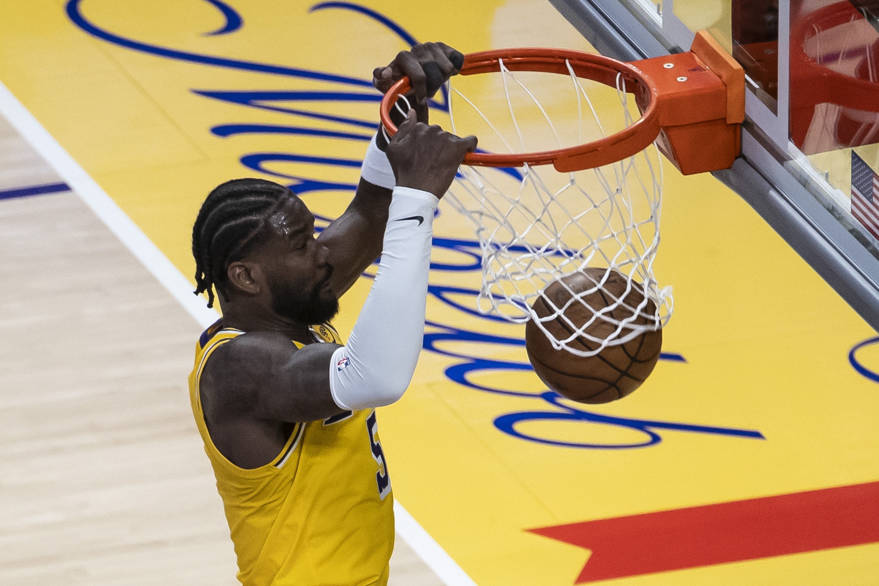 开云-打得最好的湖人球员下班了！艾顿12中9高效砍下19分10板1帽遭驱逐